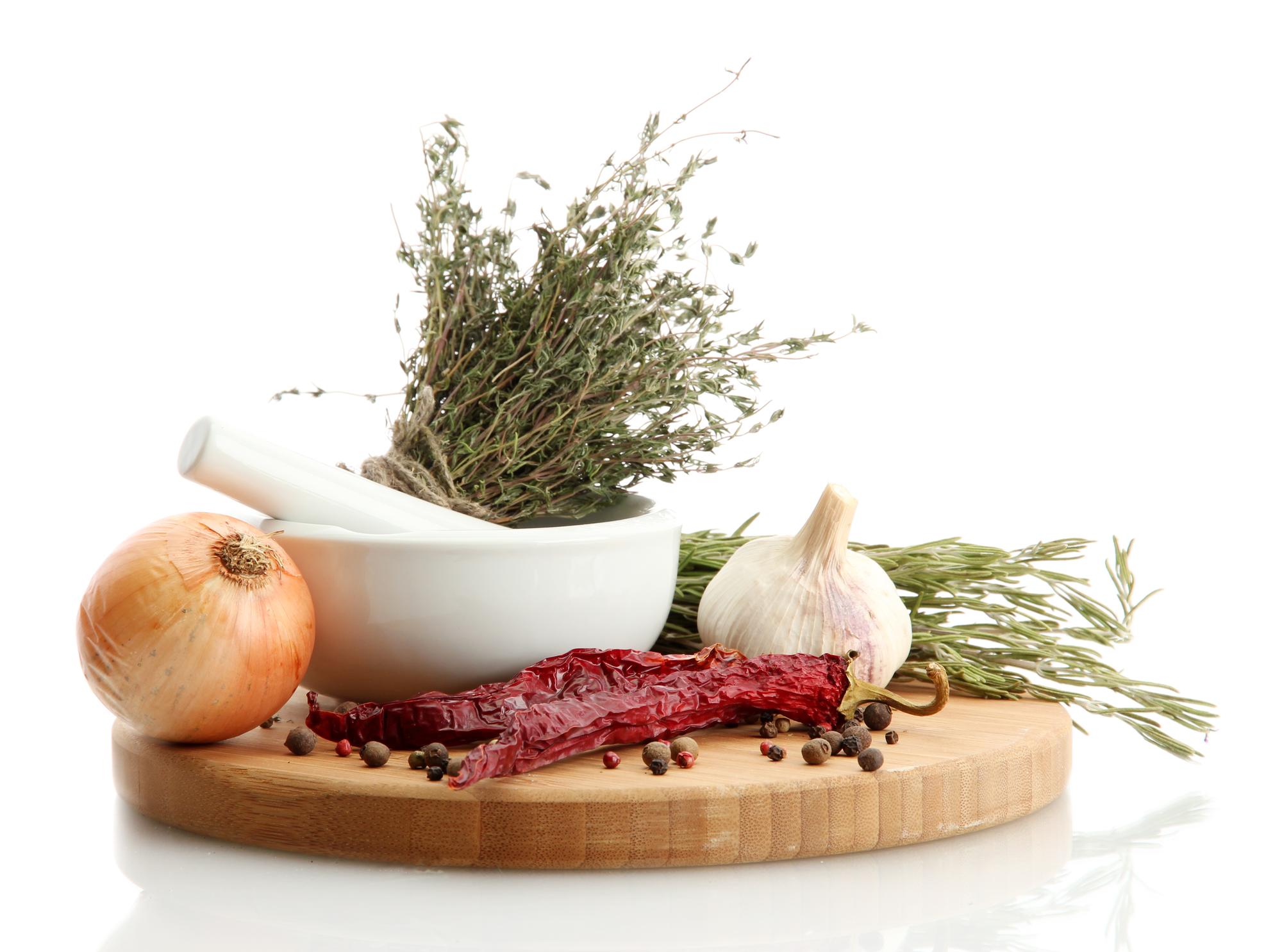 Banco con ingredienti freschi e spezie
