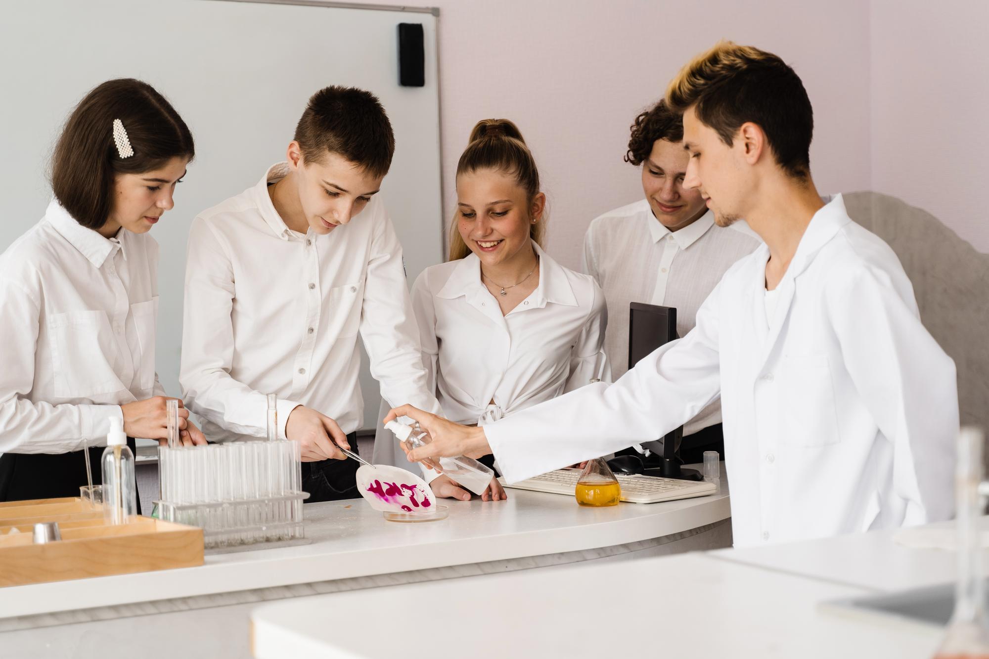 Chef che insegna in cucina pratica